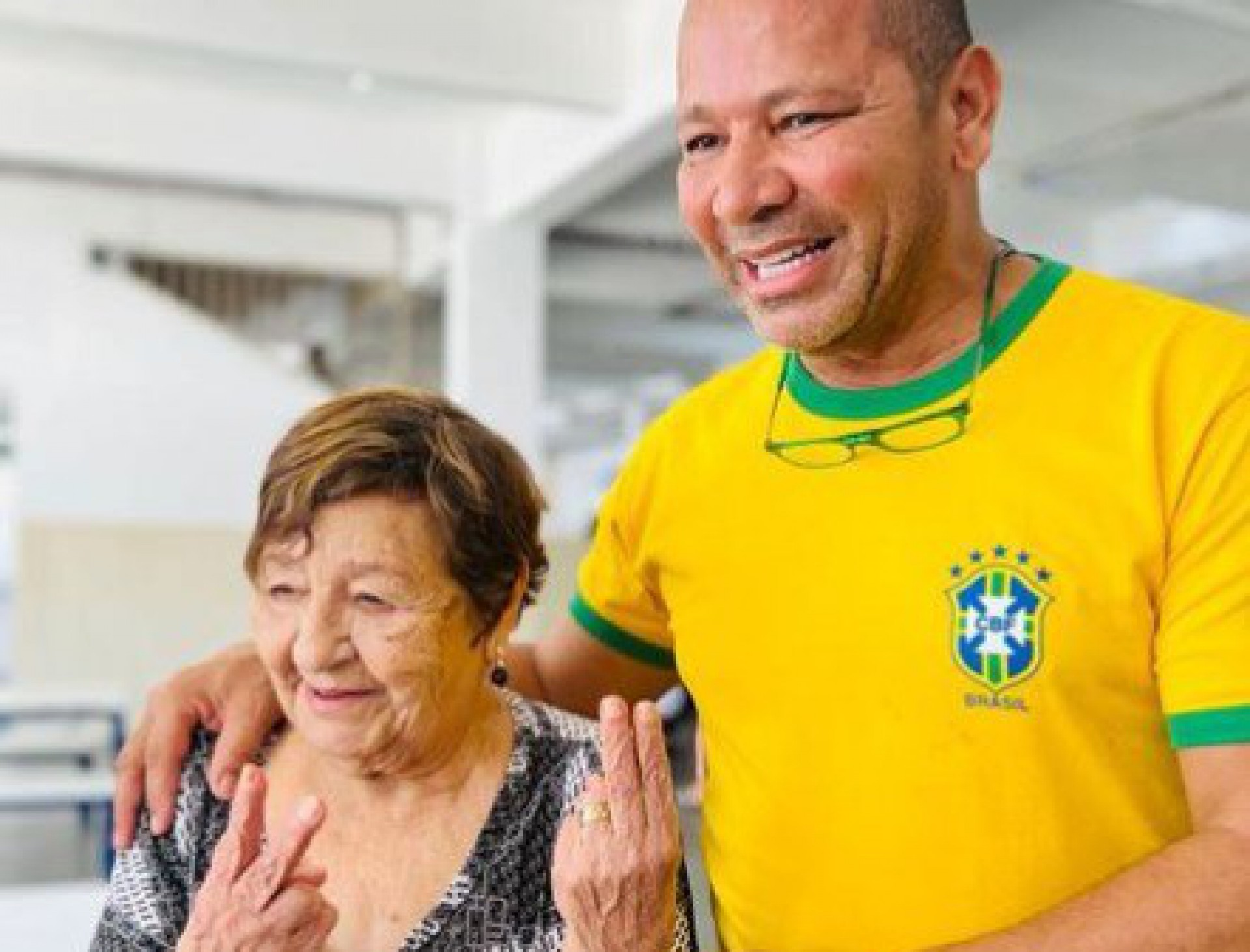 Pai de Neymar vota ao lado da mãe - Reprodução