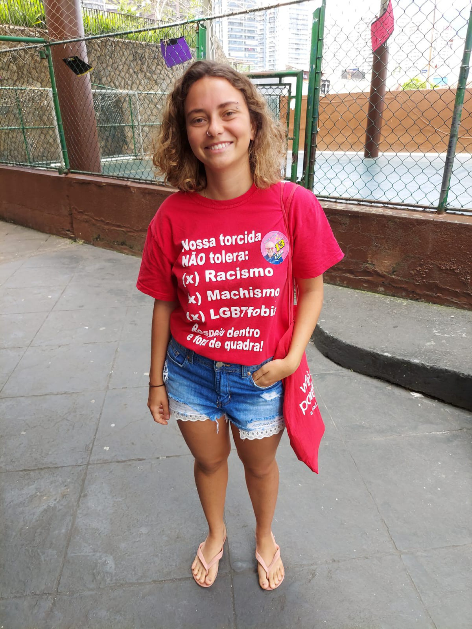 A engenheira Sophia Carneiro, de 25 anos, votou na Escola Municipal Golda Meir, na Barra da Tijuca, neste domingo - Rachel Siston/Agência O Dia
