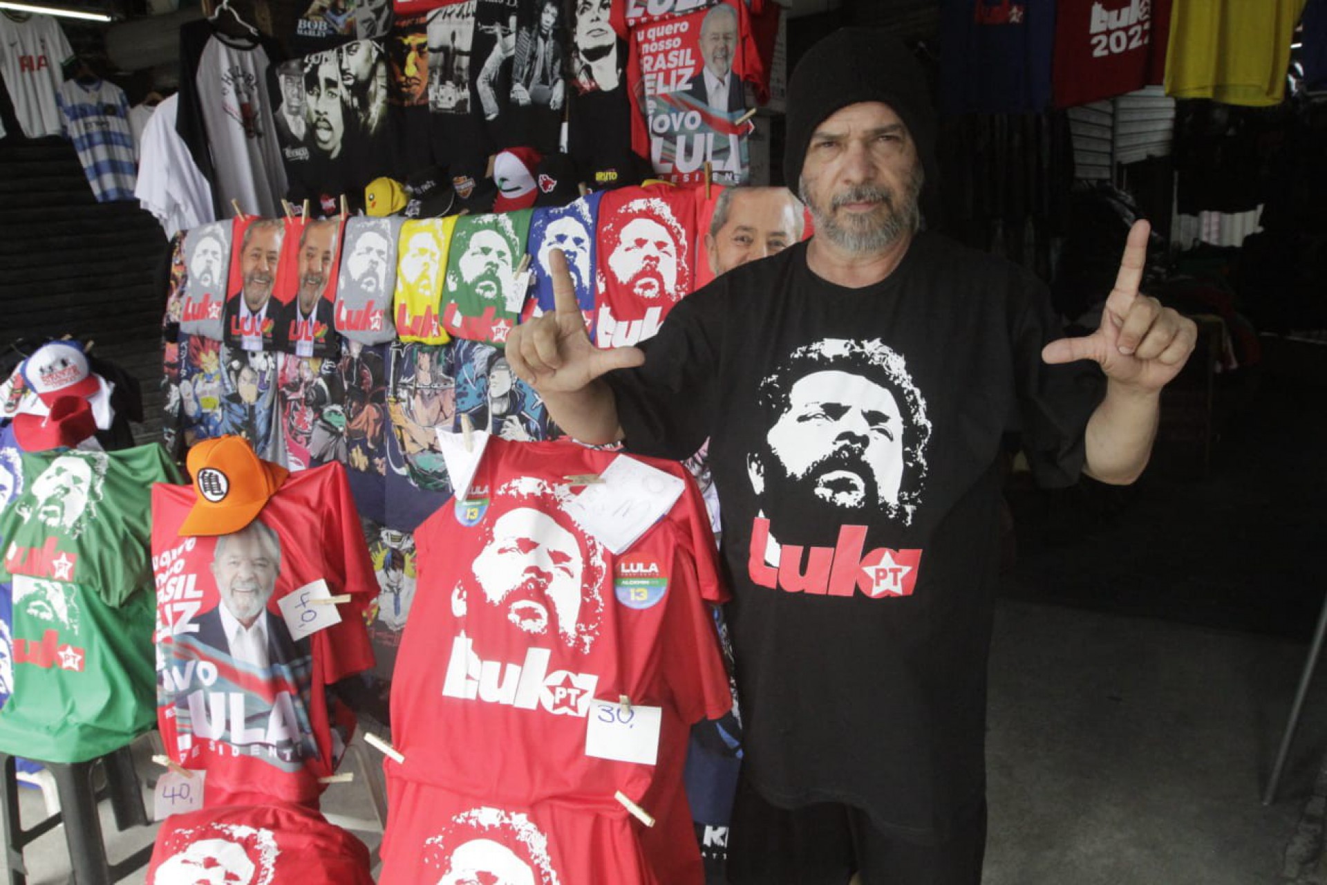 O comerciante Agostinho Nóbrega, de 55 anos, diz que a busca por blusas do Lula, após a vitória, cresceu - Marcos Porto / Agência O DIA