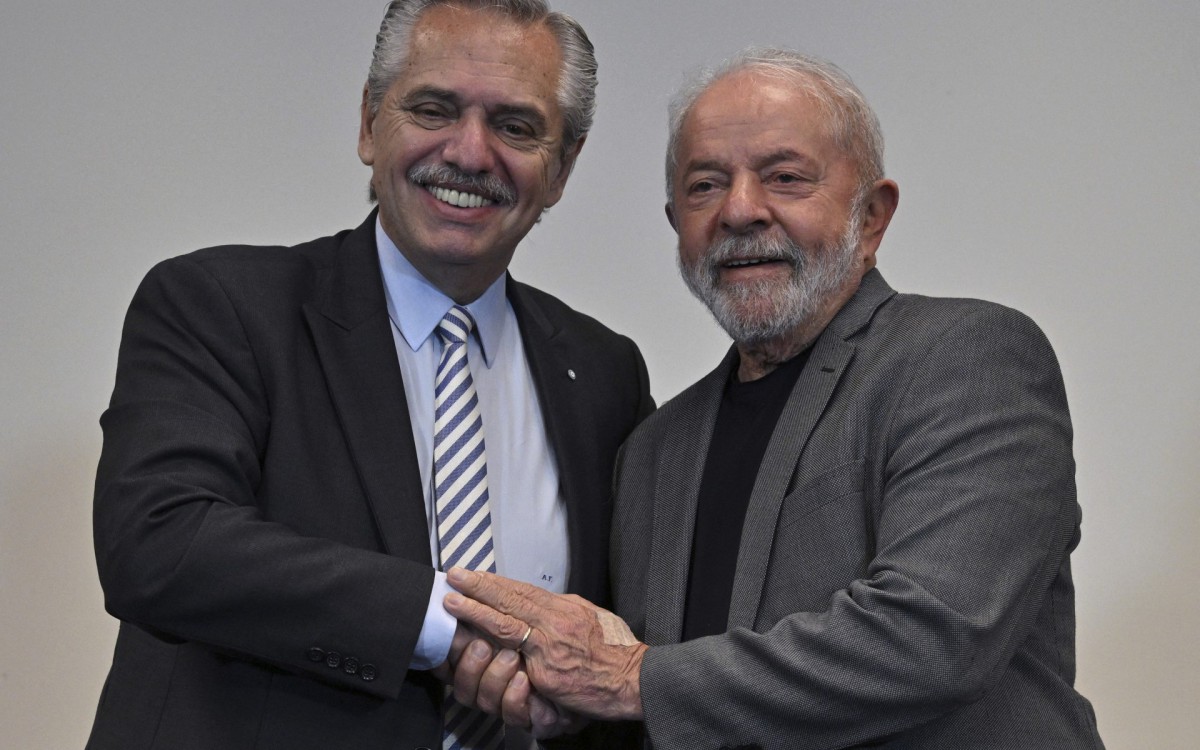 Argentina's President Alberto Fernandez (L) and Brazil's President-elect Luiz Inacio Lula da Silva pose for pictures during a meeting in Sao Paulo, Brazil, on October 31, 2022, a day after the latter reclaimed the presidency in a run-off election. A tense Brazil awaited Jair Bolsonaro's next move Monday, as the far-right incumbent remained silent after losing a razor-thin runoff presidential election to veteran leftist Luiz Inacio Lula da Silva -- who now faces a tough to-do list. Bolsonaro was defeated by Lula with a score of 51 percent to 49 percent -- the tightest race since Brazil returned to democracy after its 1964-1985 military dictatorship.
Nelson ALMEIDA / AFP - Nelson ALMEIDA / AFP