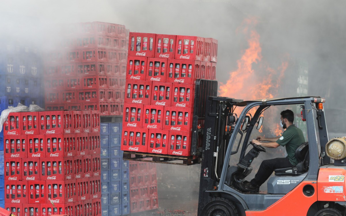RIO DE JANEIRO - Bombeiros de 16 quart&eacute;is est&atilde;o atuando no combate ao inc&ecirc;ndio no Centro Estadual de Abastecimento do Rio, o Ceasa em Iraja, nesta segunda-feira(31). Foto: Pedro Ivo/Ag&ecirc;ncia o Dia