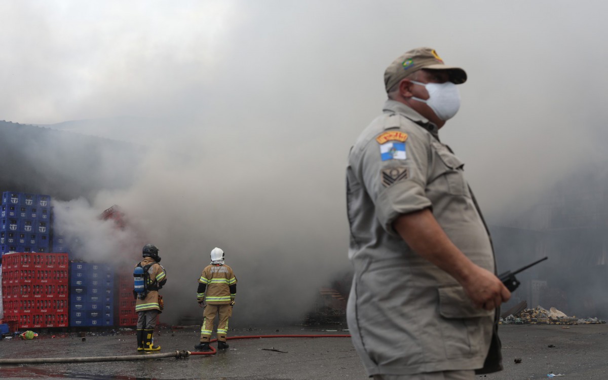 RIO DE JANEIRO - Bombeiros de 16 quart&eacute;is est&atilde;o atuando no combate ao inc&ecirc;ndio no Centro Estadual de Abastecimento do Rio, o Ceasa em Iraja, nesta segunda-feira(31). Foto: Pedro Ivo/Ag&ecirc;ncia o Dia