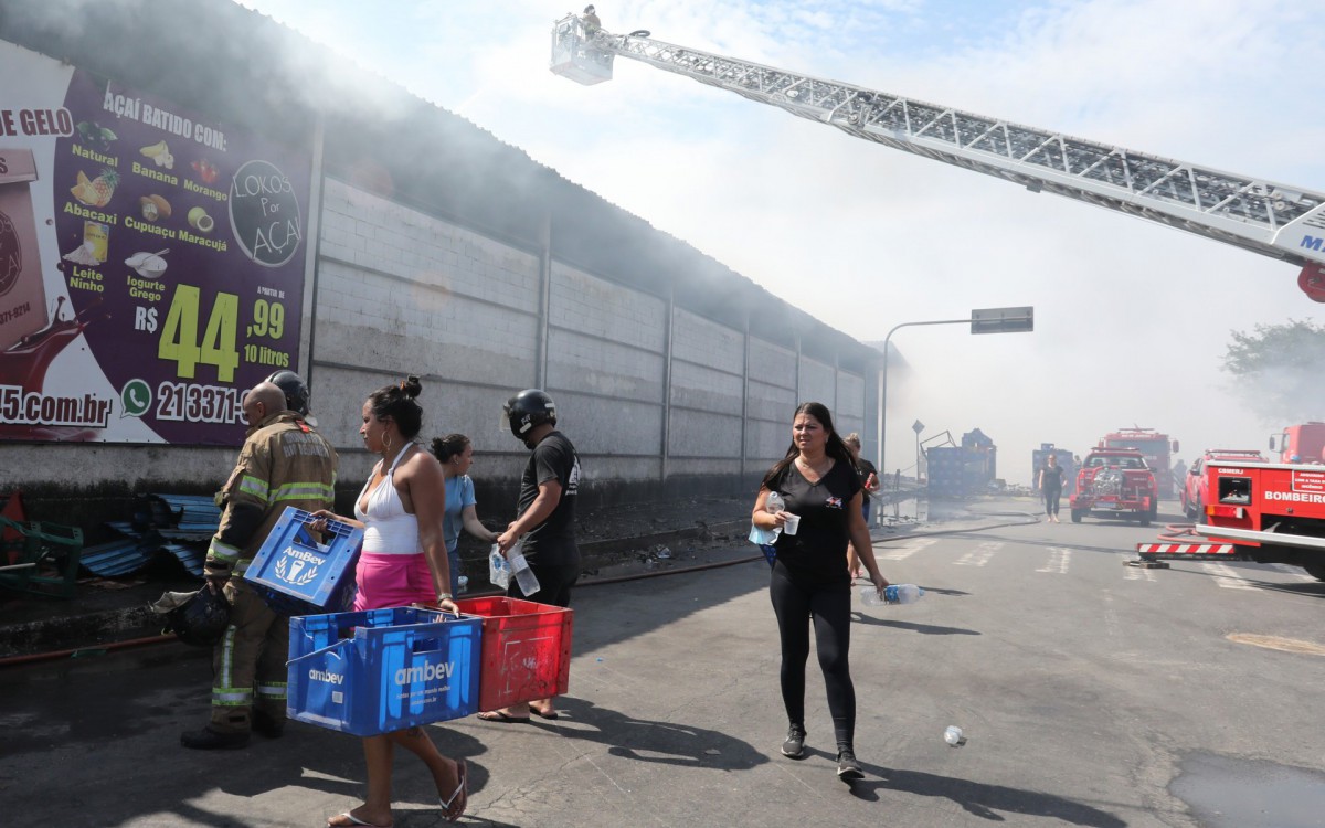 RIO DE JANEIRO - Bombeiros de 16 quart&eacute;is est&atilde;o atuando no combate ao inc&ecirc;ndio no Centro Estadual de Abastecimento do Rio, o Ceasa em Iraja, nesta segunda-feira(31). Foto: Pedro Ivo/Ag&ecirc;ncia o Dia