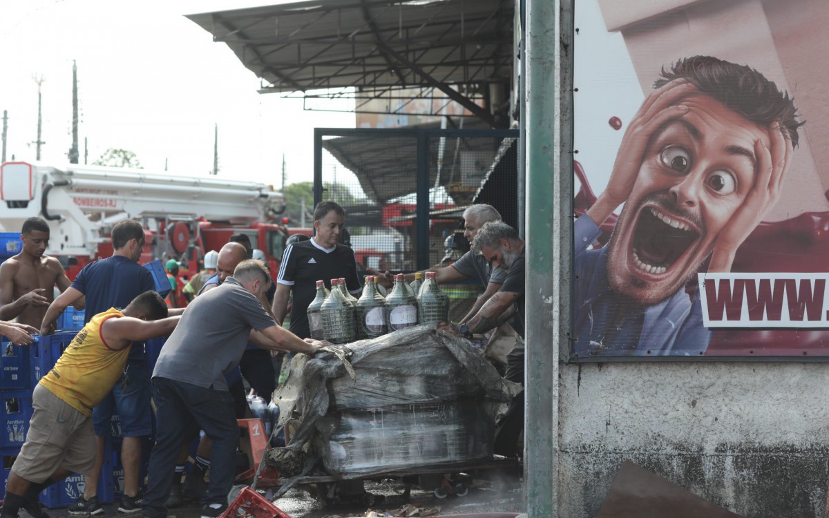 
RIO DE JANEIRO - Bombeiros de 16 quart&eacute;is est&atilde;o atuando no combate ao inc&ecirc;ndio no Centro Estadual de Abastecimento do Rio, o Ceasa em iraja, nesta segunda-feira(31).