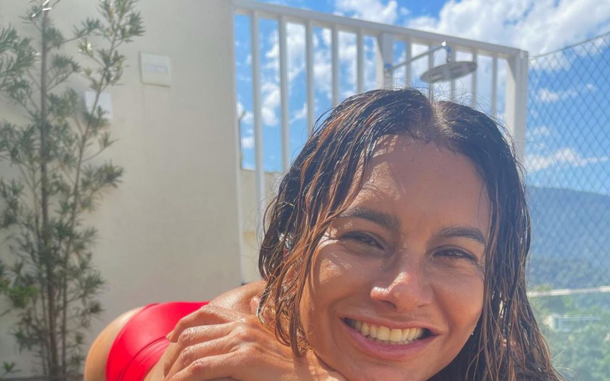 Dira Paes posa de biqu&Atilde;&shy;ni &Atilde;&nbsp; beira da piscina