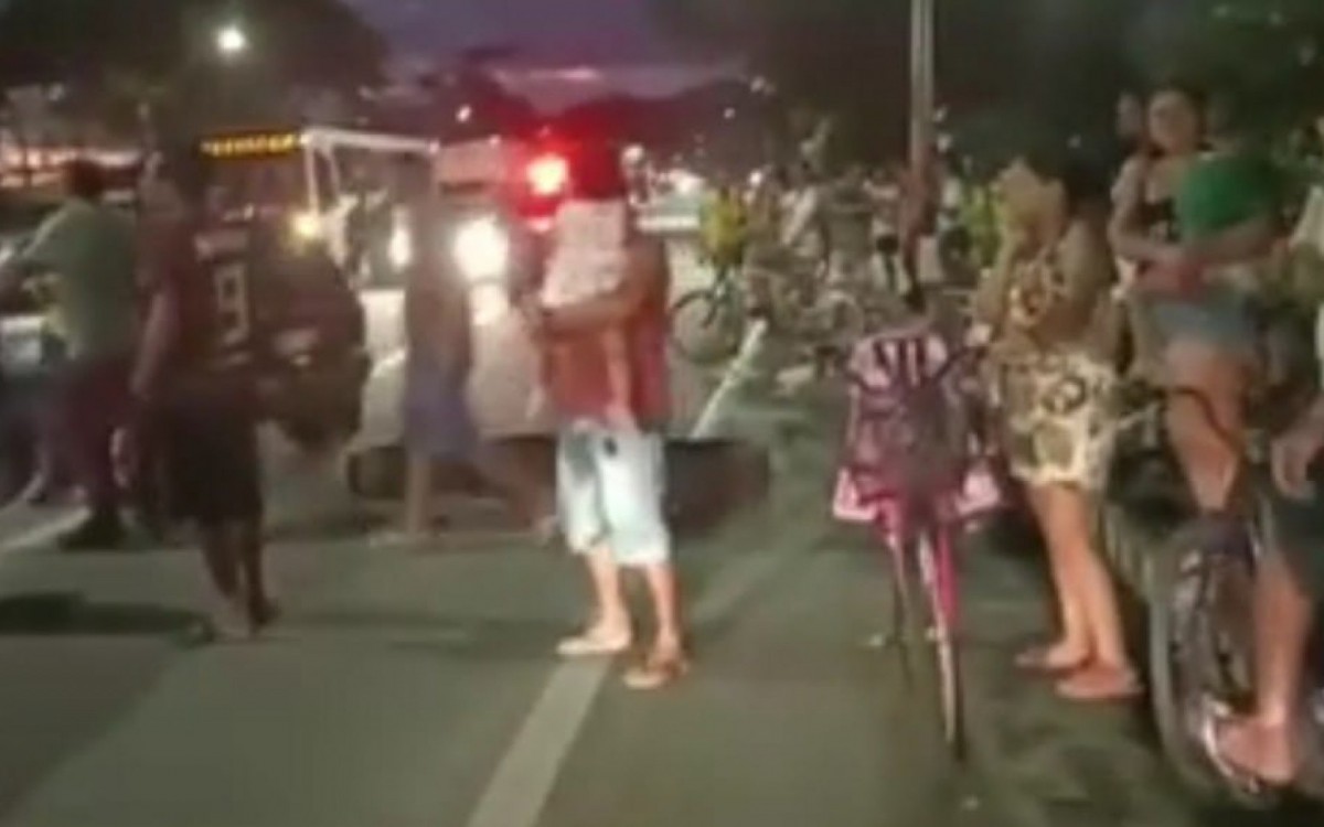 Bloqueio total na altura do Parque Mambucaba, com a população na rua