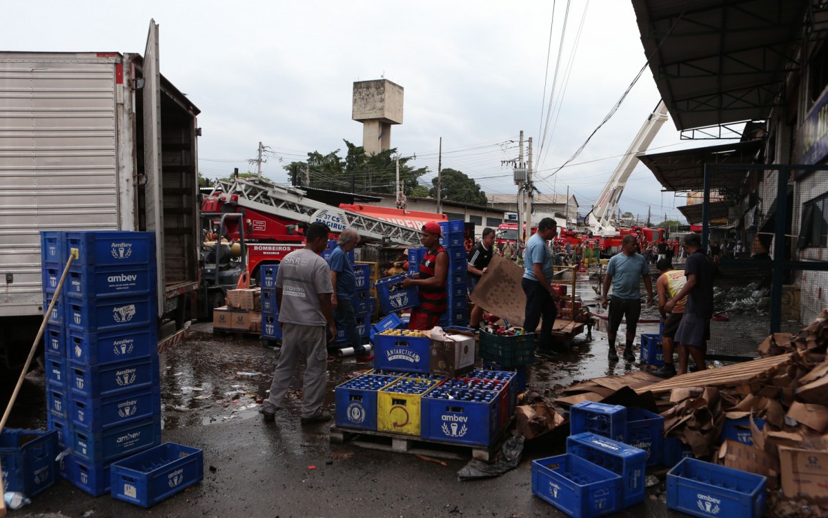 Incendio no Ceasa em Iraja, nesta segunda-feira(31).