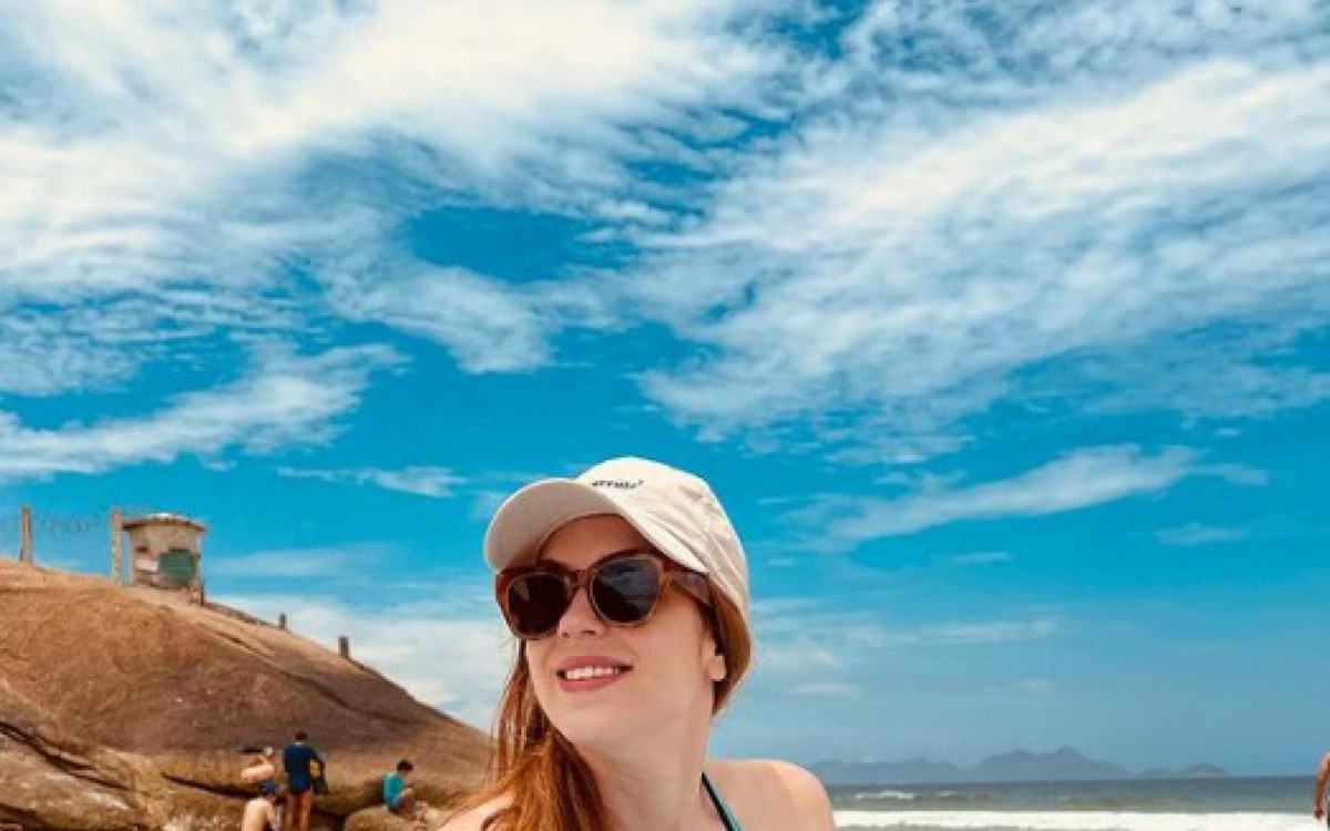 Sophia Abrahão curte dia de sol em praia da Zona Sul do Rio