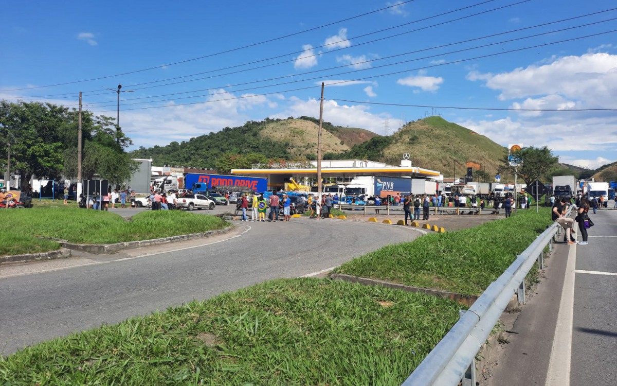 Apoiadores de Bolsonaro provocam interdi&ccedil;&atilde;o na Rodovia Presidente Dutra