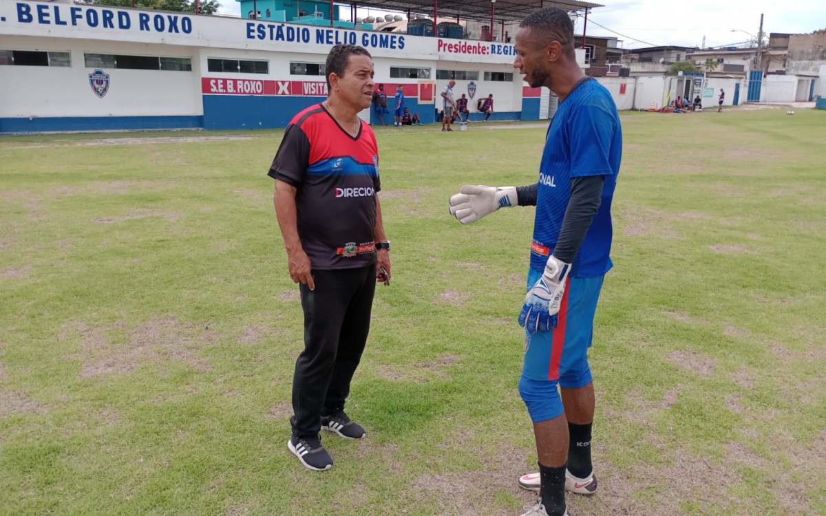 O gerente de futebol Jackson Macedo conversando com o goleiro Willian, um dos destaques da SE Belford Roxo