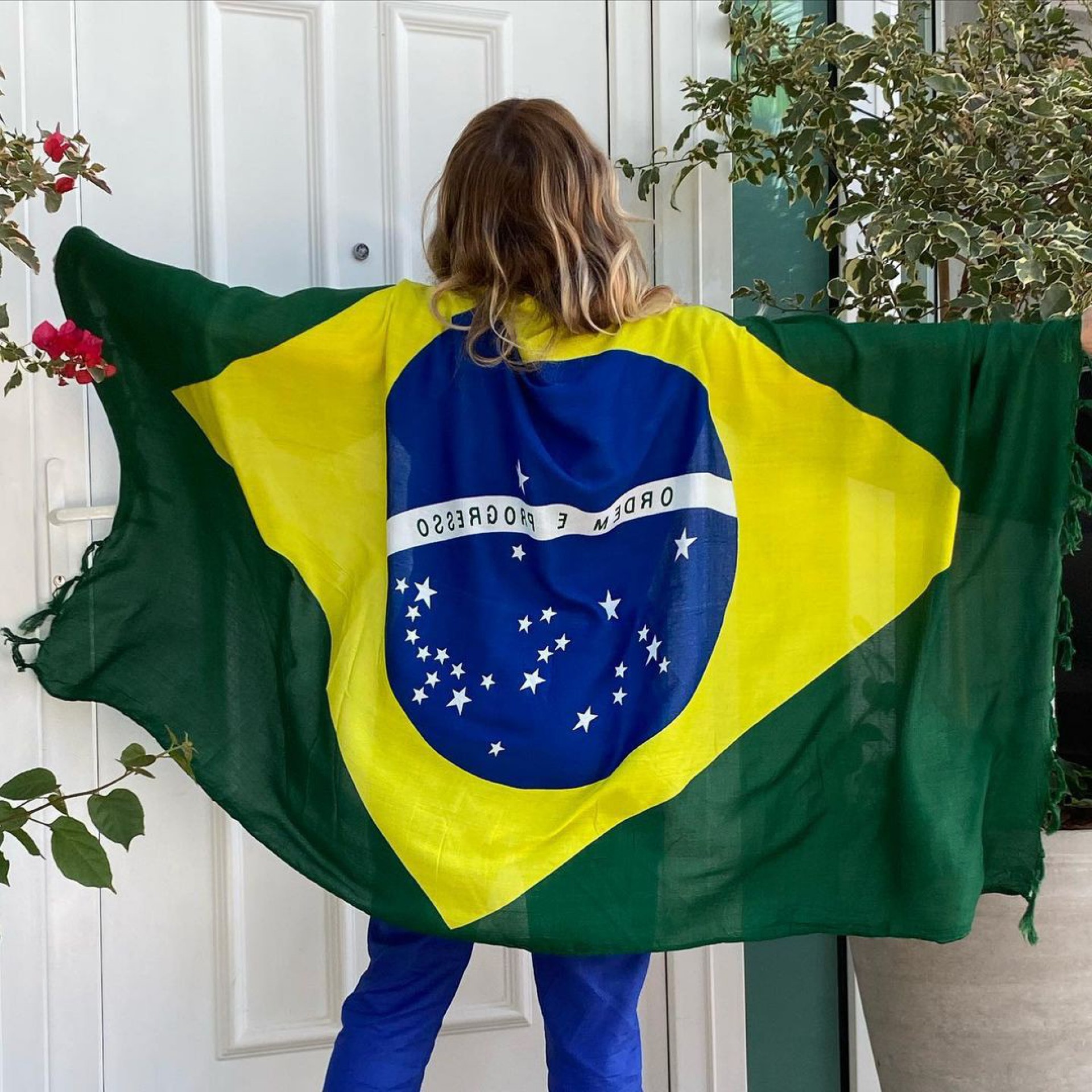 A ex-Fazenda Karina Bacchi lamentou a derrota de Bolsonaro e disse que vai continuar orando pelo país - Reprodução Internet