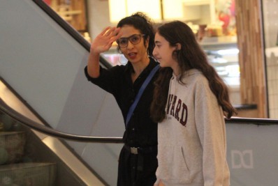 Marisa Monte vai às compras com a filha em shopping da Zona Sul