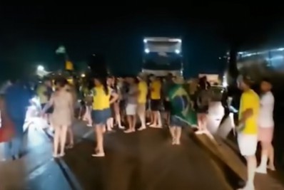 Produtores rurais e caminhoneiros interditam rodovias após vitória de Lula