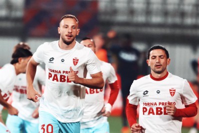 Após cirurgia, jogadores do time de Pablo Marí homenageiam o zagueiro