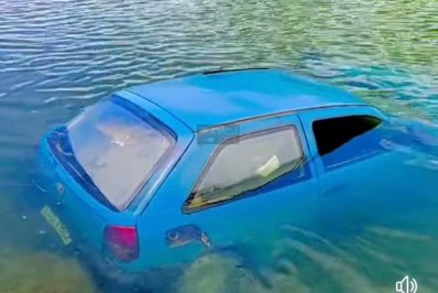 Jovem cai dentro do canal de Ponta Negra ao perder controle do carro