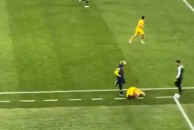 Vídeo: Jorge Jesus se irrita com suposta cera e dá chute em jogador adversário caído no chão