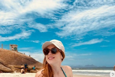 De biquíni, Sophia Abrahão renova o bronzeado e exibe o corpo em forma