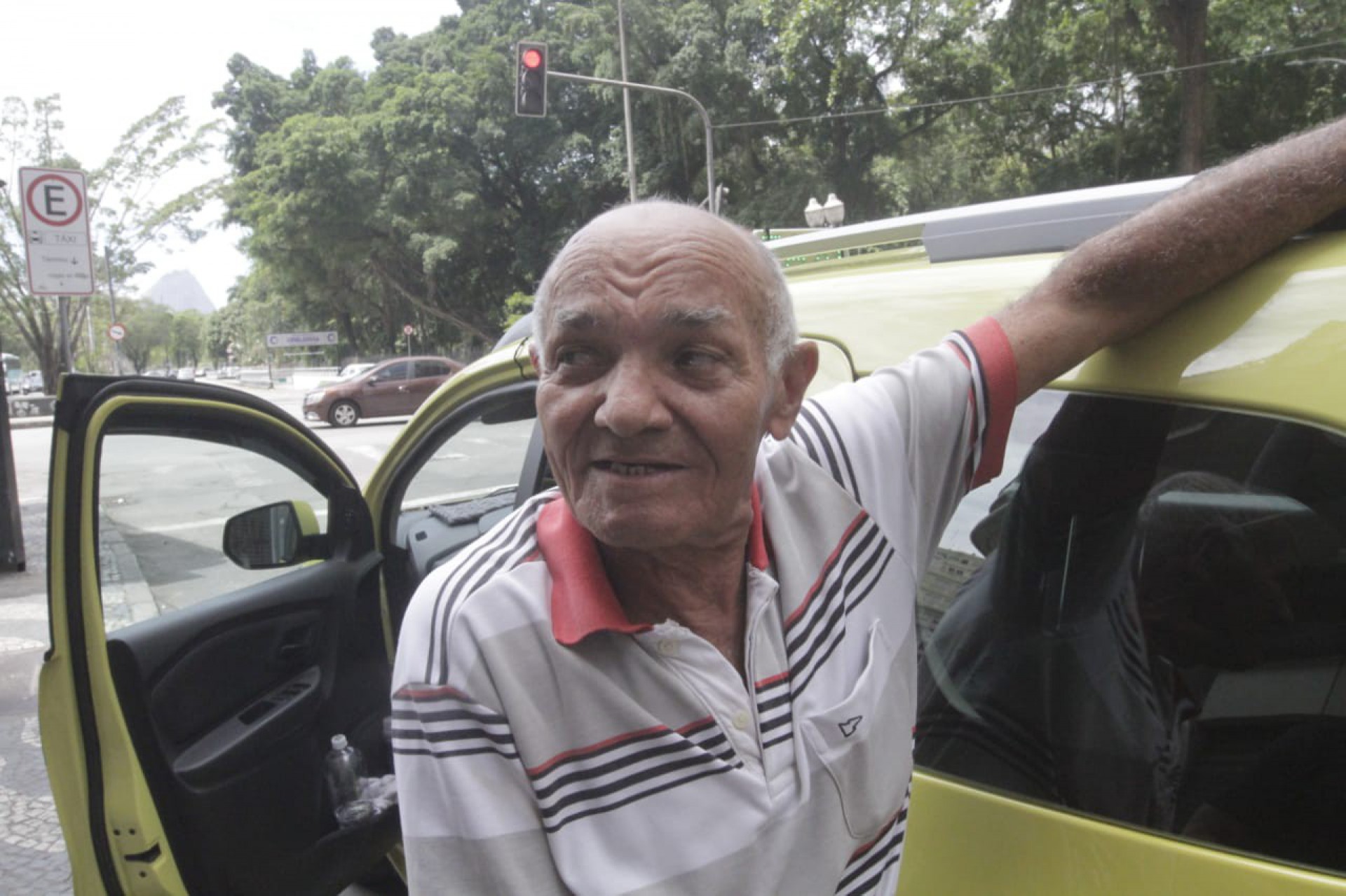 O taxistas Marques Teixeira, de 77 anos, não acredita em uma mudança no Brasil - Marcos Porto / Agência O DIA