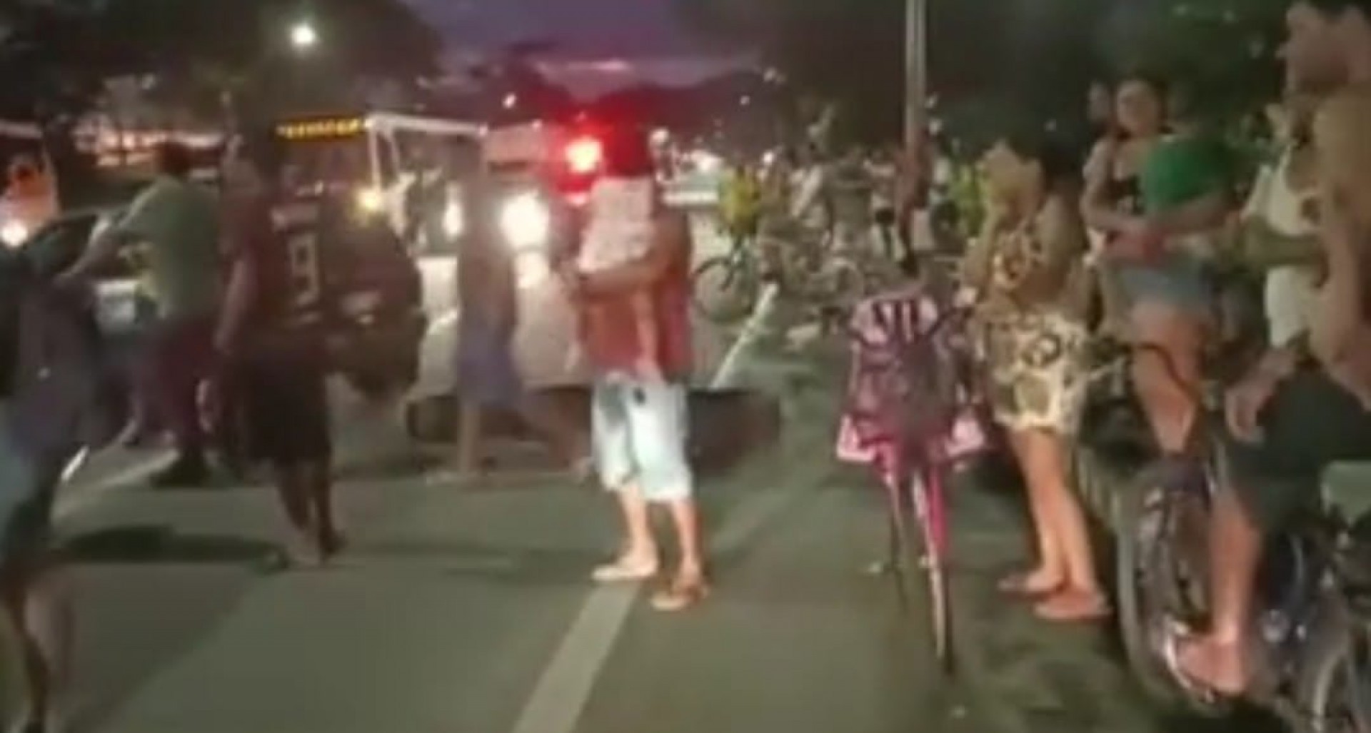 Bloqueio total na altura do Parque Mambucaba, com a população na rua - Divulgação/rede social