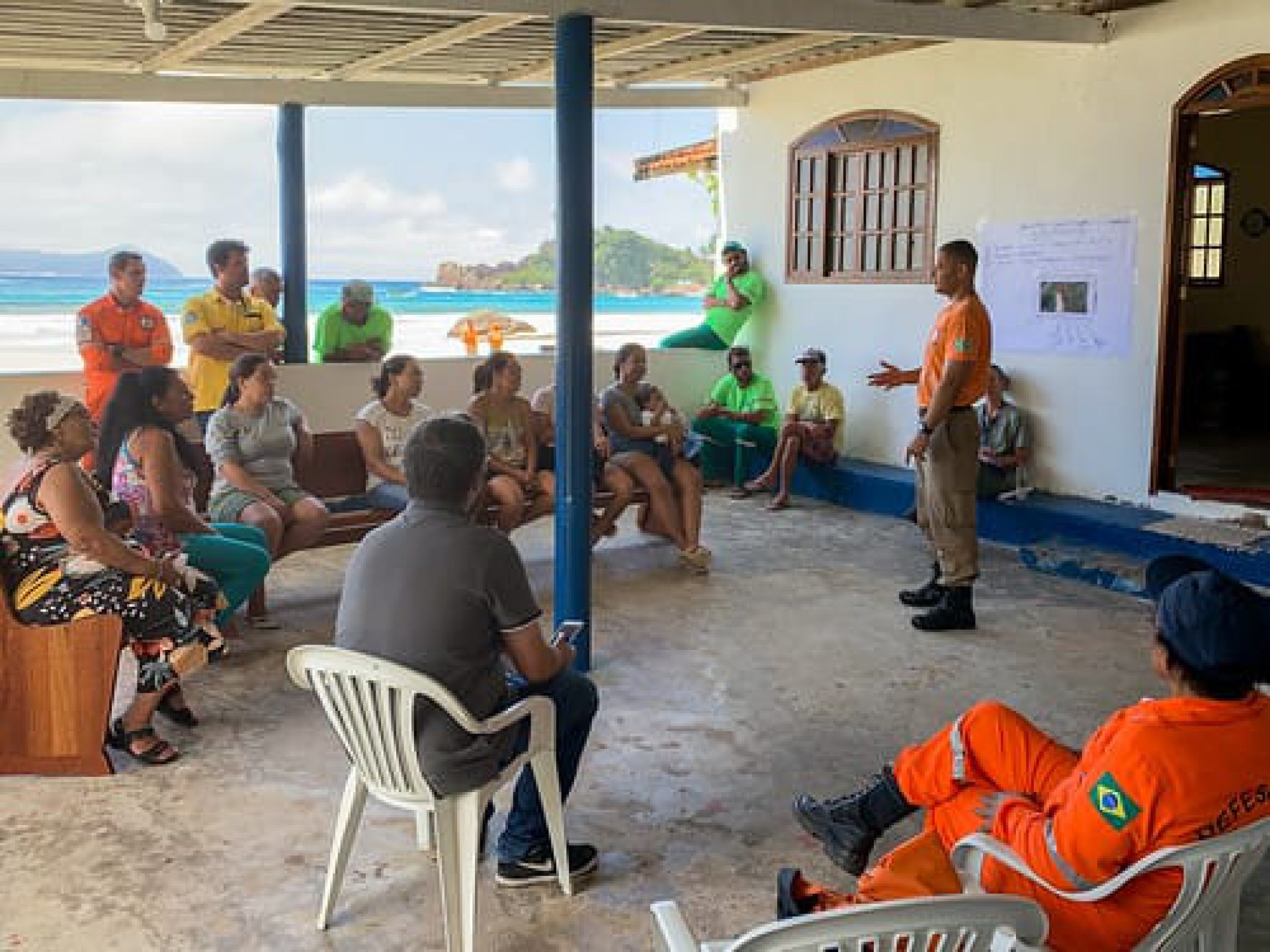 Defesa Civil treina moradores da Praia do Aventureiro. - Divulgação/PMAR