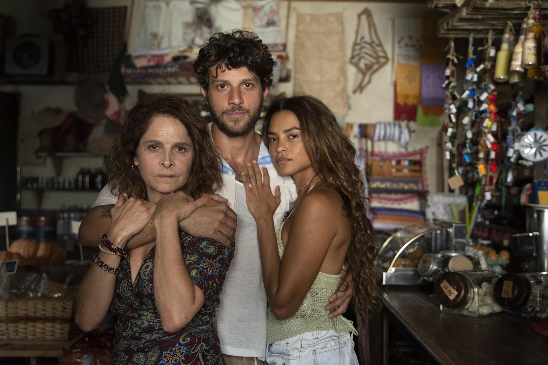 Núbia (Drica Moraes), Ari (Chay Suede) e Brisa (Lucy Alves)   - Divulgação / TV Globo