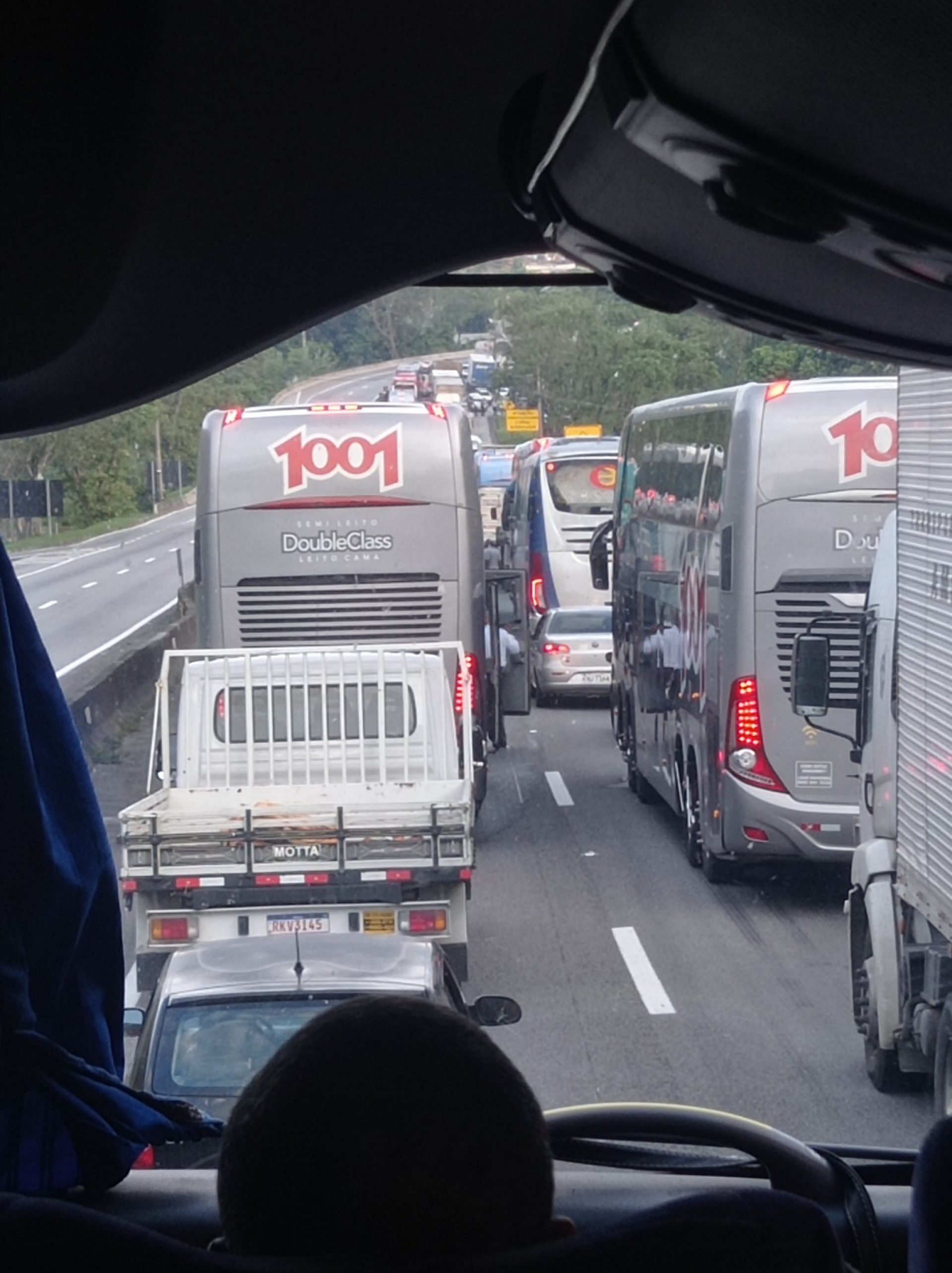 Com o bloqueio da via, diversas pessoas foram ao Twitter para reclamar da situa&ccedil;&atilde;o. O nome da estrada de tornou um dos assuntos mais comentados na rede social