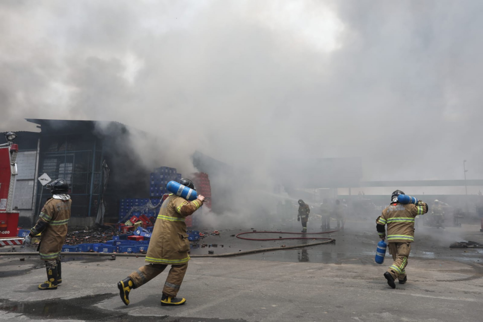 Lojas no Ceasa em Irajá pegam fogo e bombeiros combatem o incêndio - Pedro Ivo / Agência O Dia