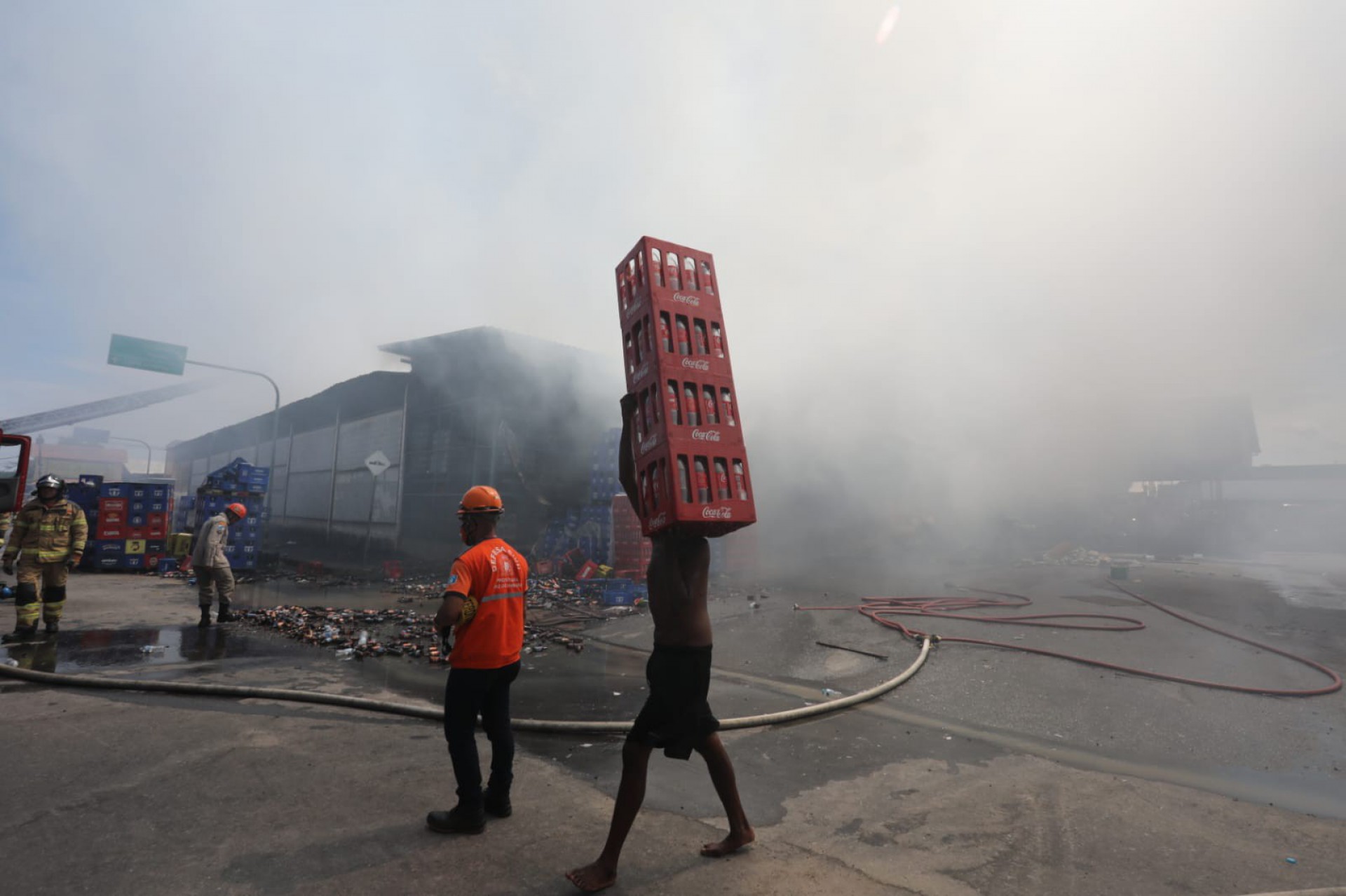 Lojas no Ceasa em Irajá pegam fogo e bombeiros combatem o incêndio - Pedro Ivo / Agência O Dia