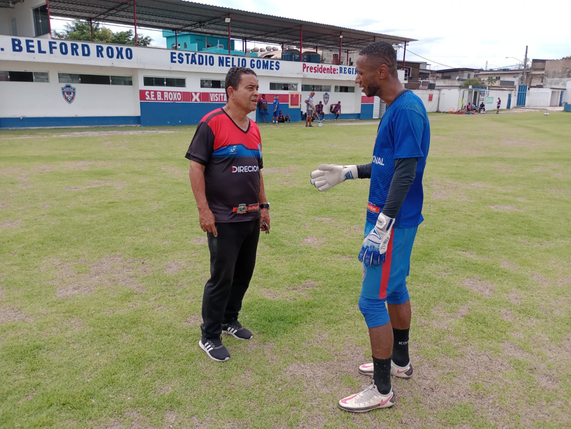 O gerente de futebol Jackson Macedo conversando com o goleiro Willian, um dos destaques da SE Belford Roxo - Divulga&ccedil;&atilde;o
