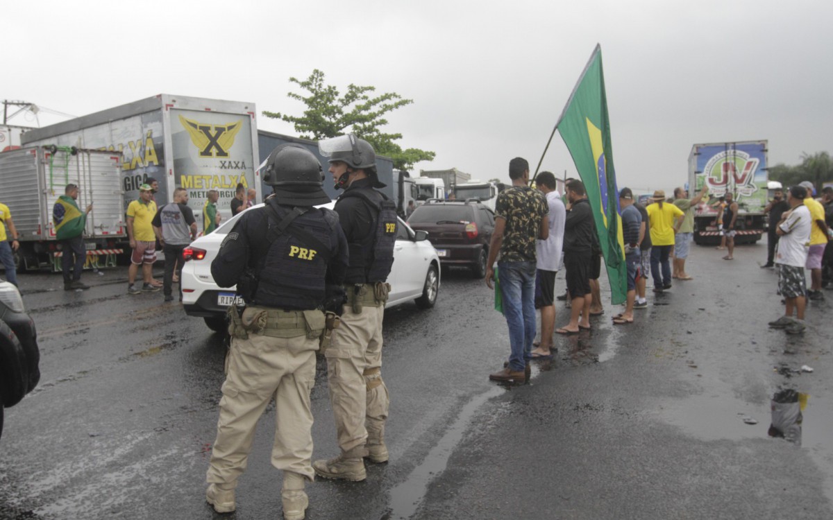 Manifestantes na BR 493 em Manilha nesta terça-feira(01). - Marcos Porto/Agencia O Dia