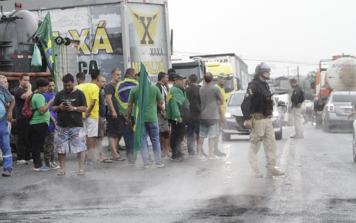 Manifestantes na BR 493 em Manilha nesta terça-feira(01). - Marcos Porto/Agencia O Dia