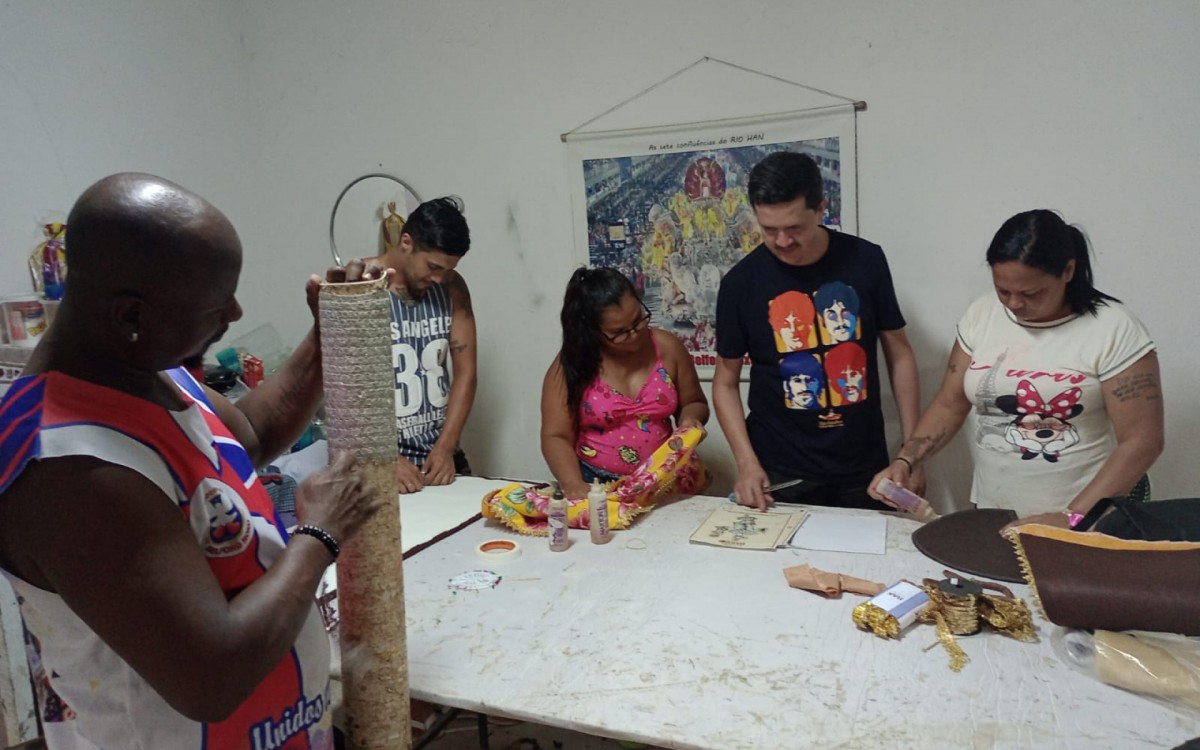 Adjar Oliveira com seus funcion&aacute;rios na bancada de produ&ccedil;&atilde;o