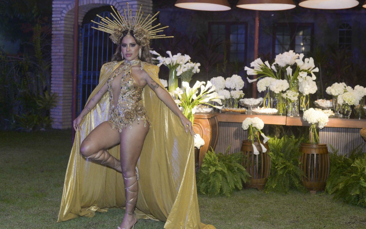 Sthe Matos comemora anivers&aacute;rio com festa de Halloween