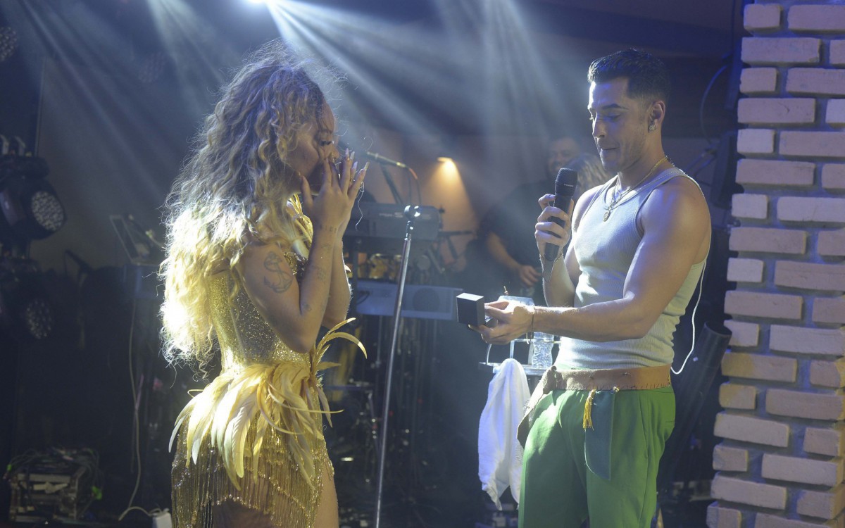 Sthe Matos comemora anivers&aacute;rio com festa de Halloween e &eacute; pedida em namoro por Kevi Jonny