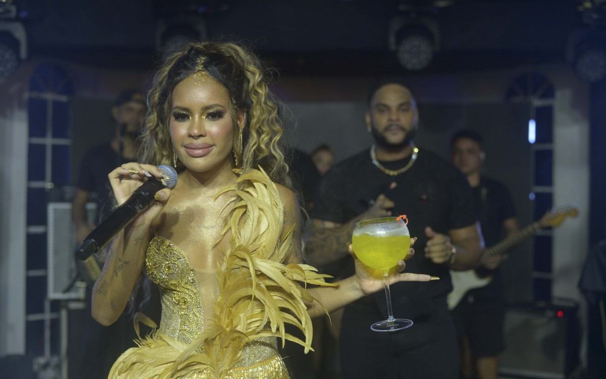 Sthe Matos comemora anivers&aacute;rio com festa de Halloween