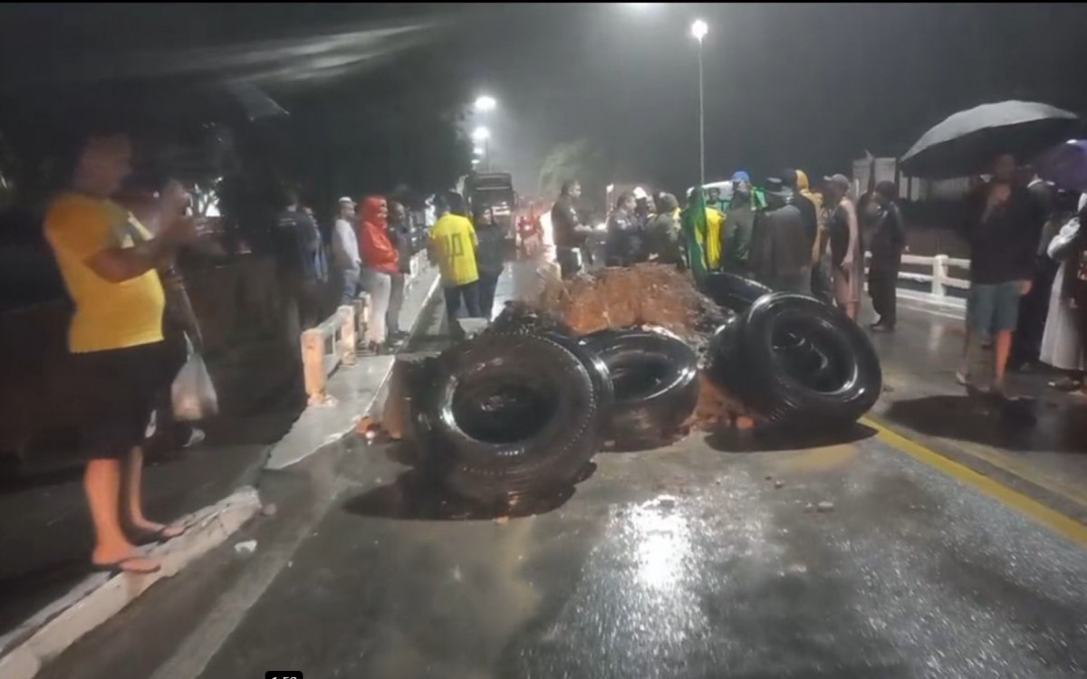 RJ-122 (Estrada Rio-Friburgo), na altura de Parada Modelo, &eacute; interditada nesta ter&ccedil;a-feira (1/11) por manifestantes pr&oacute;-Bolsonaro