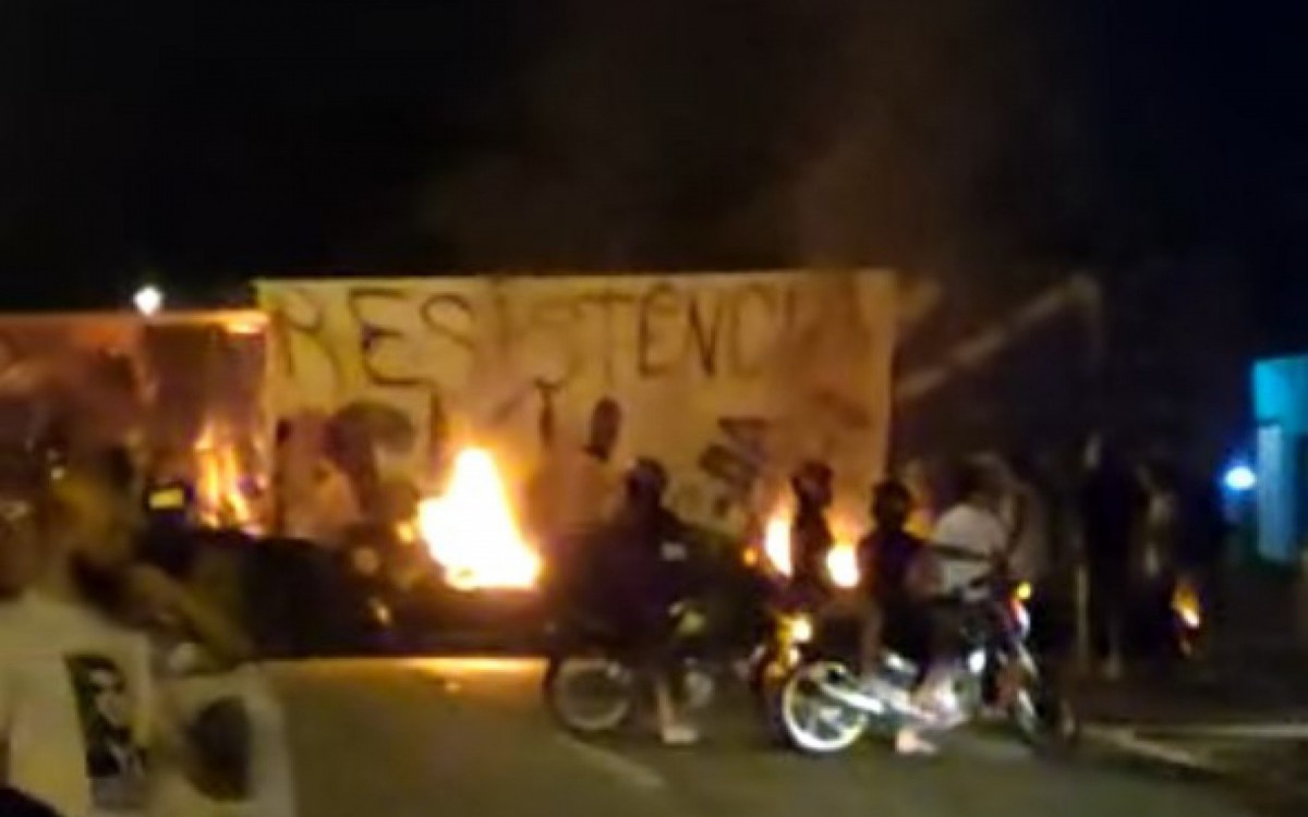 Rodovia Rio-Teres&oacute;polis (BR-116), na altura de Parada Modelo, interditada nessa segunda-feira (31/10)