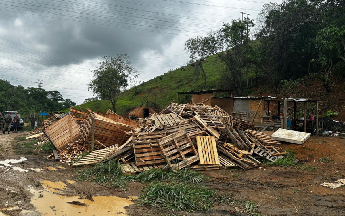 Carvoaria clandestina operava no bairro Parque Capivari, em Duque de Caxias - Divulgação / PMERJ