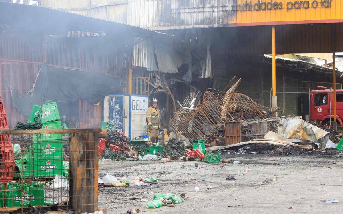 Bombeiros atuam no rescaldo das lojas