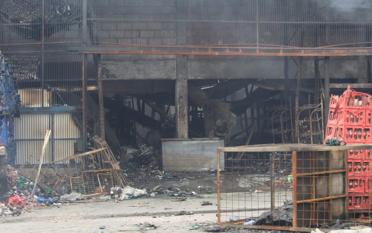 Fogo destruiu loja no Ceasa