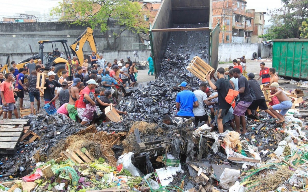 Pessoas se amontam para pegar produtos descartados após incêndio na Ceasa - Foto: Reginaldo Pimenta/Agência O Dia