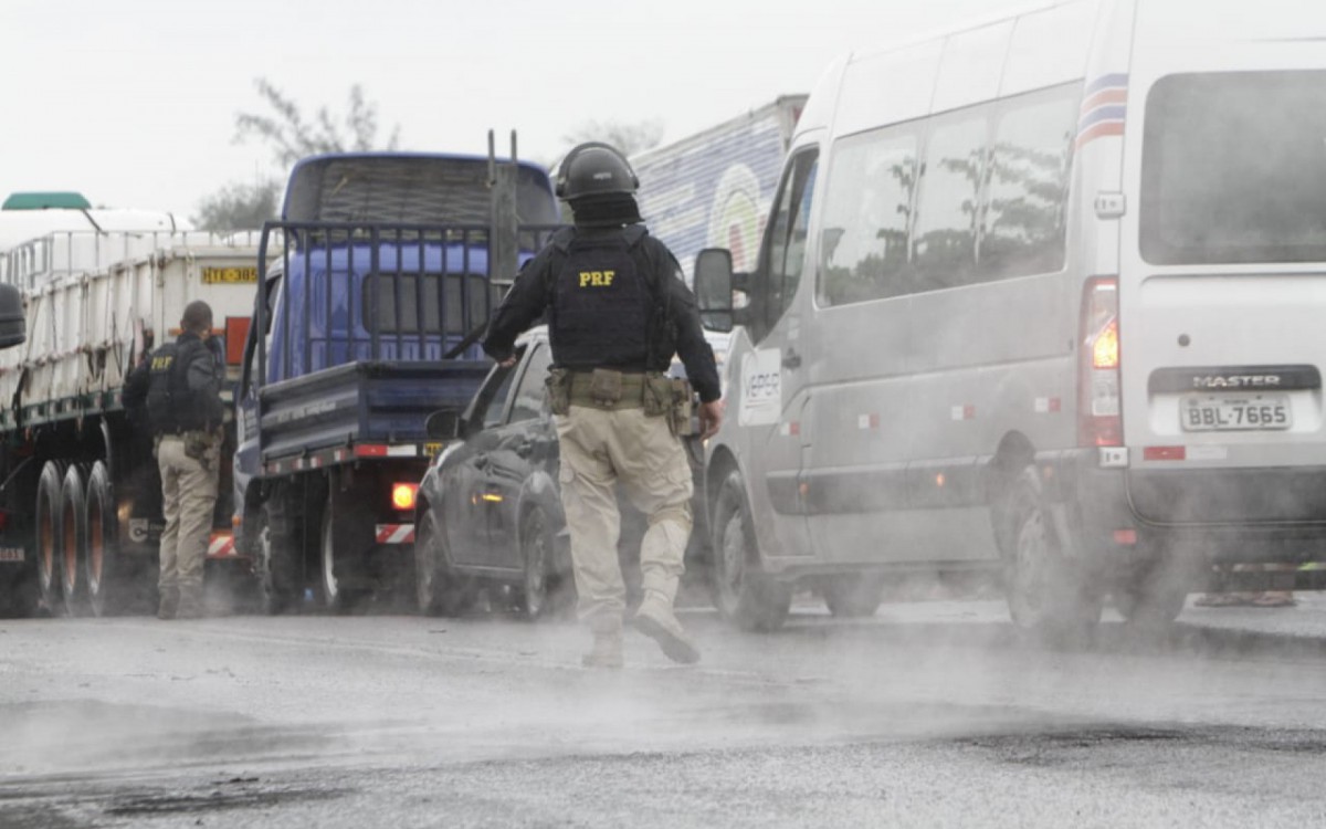 Desde a madrugada, rodovias t&ecirc;m apenas pontos de concentra&ccedil;&atilde;o. Na ter&ccedil;a-feira, a BR-493, em Itabora&iacute;, chegou a ficar totalmente bloqueada