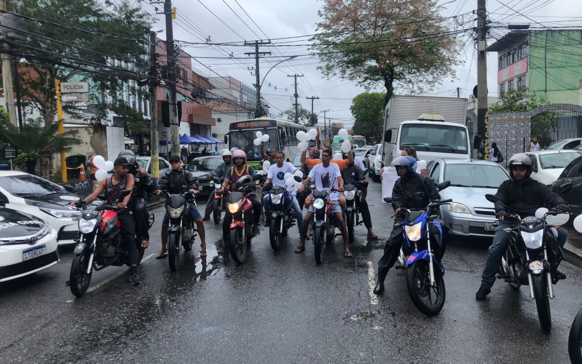 Mototaxistas se reuniaram em frente a 39ªDP (Pavuna) - Pedro Medeiros/Agência O DIA