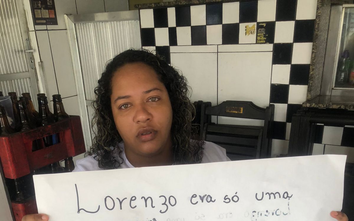 A mãe de Lorenzo, ainda abalada, veste uma camisa com a imagem do filho e pede por Justiça em protesto