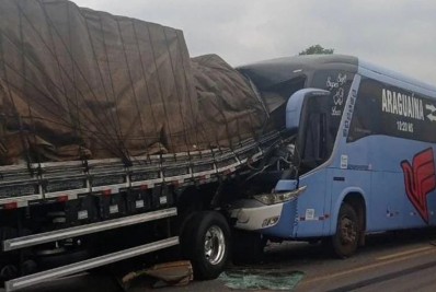 Nove pessoas ficam feridas após ônibus bater em caminhão em protesto