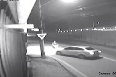 Motociclista é arremessado após bater em carro na descida de viaduto em Mesquita