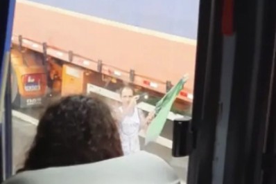 Após ônibus com alunos da UFRJ ser retido, reitoria repudia ameaças