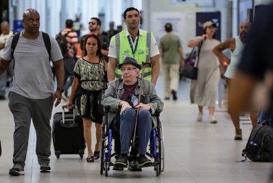 Usando cadeira de rodas, Marco Nanini embarca em aeroporto do Rio 