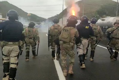 Dois manifestantes são detidos após persistirem bloqueio das pistas na BR-116, em Barra Mansa
