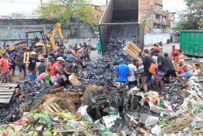 Vídeo: Em meio aos destroços, pessoas disputam produtos incendiados no lixo da Ceasa